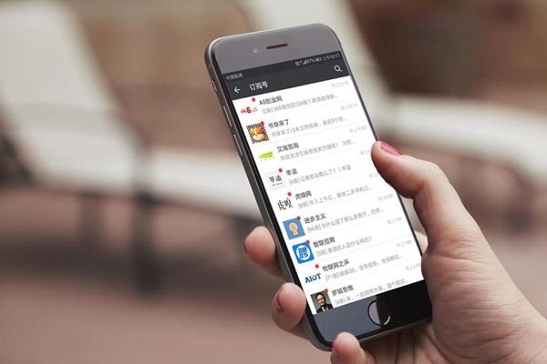 犯罪分子利用微信群控设备，以美女诱惑加好友，向用户索要红包，推荐股票，销售色情视频等骗钱